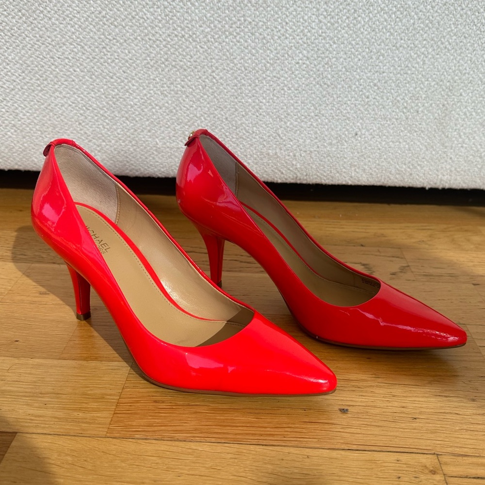 Michael Kors Alina Flex Leather Pump. Never been worn.